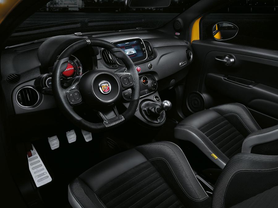 Интерьер Abarth 595 Competizione (312) 2016 года  (фото 56 из 73)